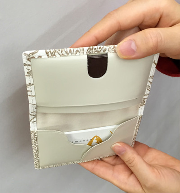 【售完】文庫皮革「日本昆蟲系列」雙面名片夾/通行證卡套（2隻快樂動物彩繪） 第2張的照片
