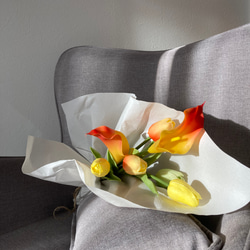 結婚式のウェルカムスペース・ギフト・インテリア・母の日にオススメ　チューリップとカラーのおしゃれ花束　 2枚目の画像