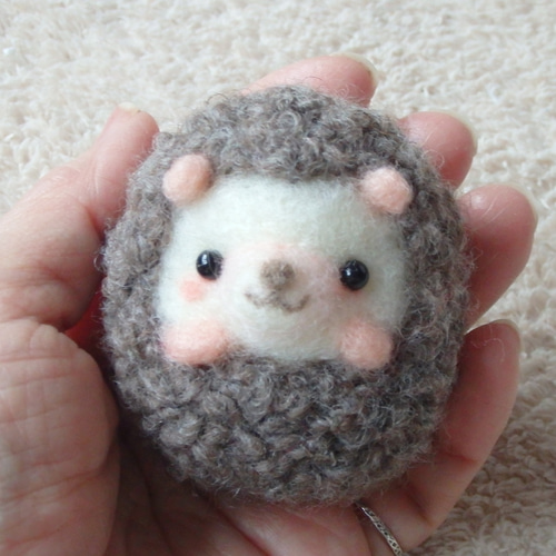 お守りハリネズミくん♥ダークブラウン 羊毛フェルト 紫花 通販