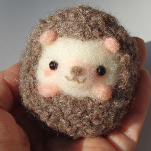 お守りハリネズミくん♥ダークブラウン 羊毛フェルト 紫花 通販