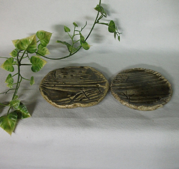 バーゲン Natural ash dish 福袋 灰釉皿 ペア 杉板 斬新 送料２割引き 陶宝石アクセサリー1個進呈 5枚目の画像