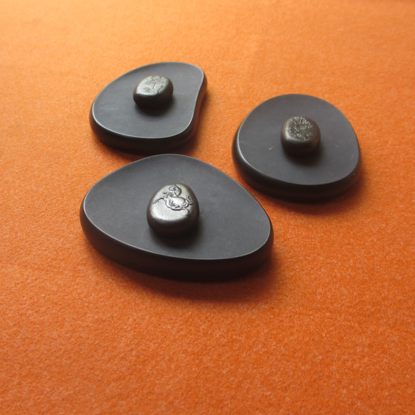 不動の重量感をもつ、中・大筆用「斜面硯」© 土佐硯