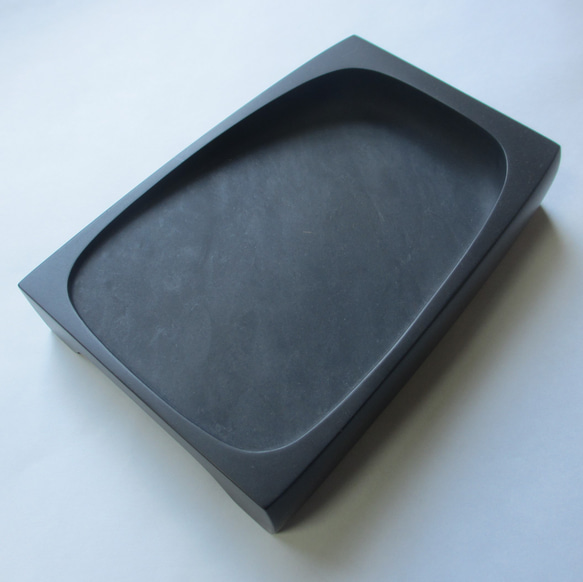 不動の重量感をもつ、中・大筆用「斜面硯」© 土佐硯