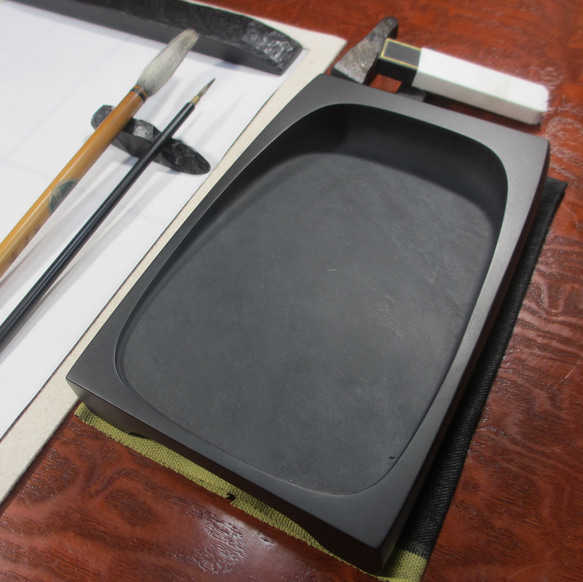 不動の重量感をもつ、中・大筆用「斜面硯」© 土佐硯