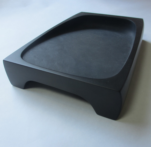 不動の重量感をもつ、中・大筆用「斜面硯」© 土佐硯