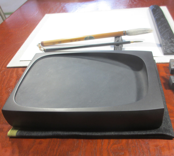 不動の重量感をもつ、中・大筆用「斜面硯」© 土佐硯