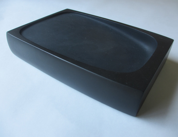 不動の重量感をもつ、中・大筆用「斜面硯」© 土佐硯