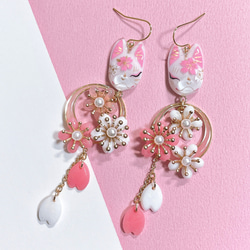 新作】桜花と狐面の耳飾り(ピアス・イヤリング) ピアス（フック