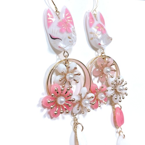 耳飾り 新作】桜花と狐面の耳飾り(ピアス・イヤリング) ピアス（フック