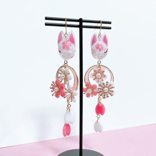新作】桜花と狐面の耳飾り(ピアス・イヤリング) ピアス（フック