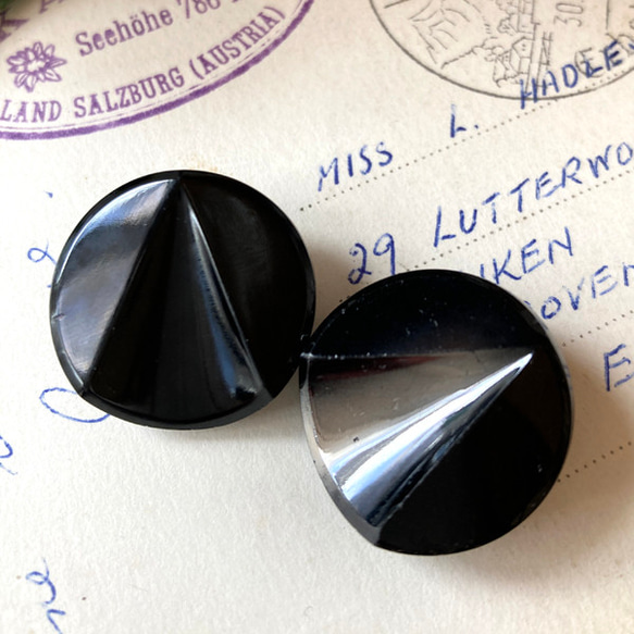 【送料無料】2個 1930s チェコ製 アンティーク ヴィンテージ 黒ガラスボタン 素材 [EY8471] 3枚目の画像