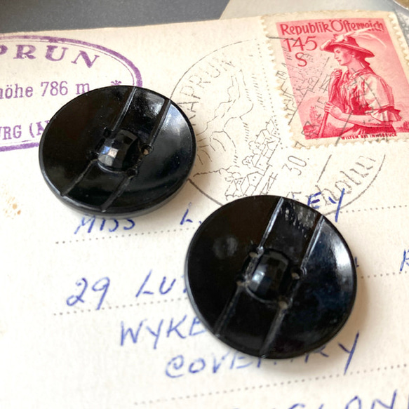 【送料無料】2個 1930s チェコ製 アンティーク ヴィンテージ 黒ガラスボタン 素材 [EY8475] 4枚目の画像