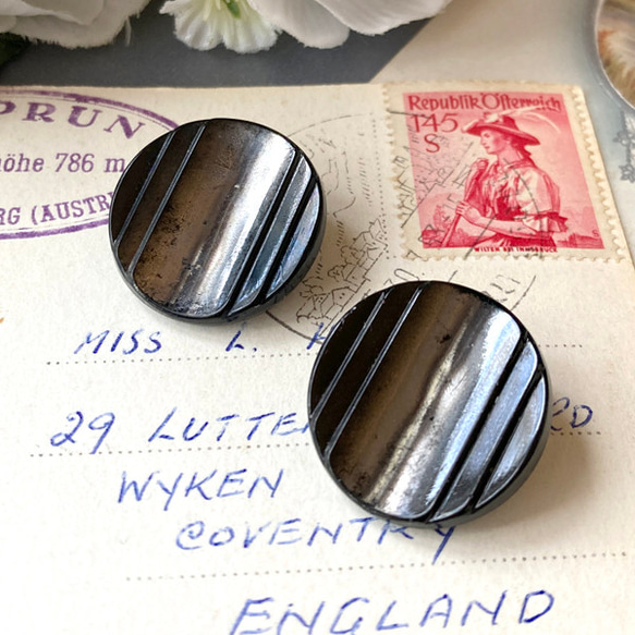 【送料無料】2個 1930s チェコ製 アンティーク ヴィンテージ 黒ガラスボタン 素材 [EY8476] 1枚目の画像