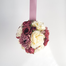 濃ピンクとオフホワイトのバラのボールブーケ　大人可愛い　ウェディング　可憐で上品な王道花嫁カラー〈2301005M 〉 2枚目の画像