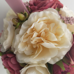 濃ピンクとオフホワイトのバラのボールブーケ　大人可愛い　ウェディング　可憐で上品な王道花嫁カラー〈2301005M 〉 9枚目の画像