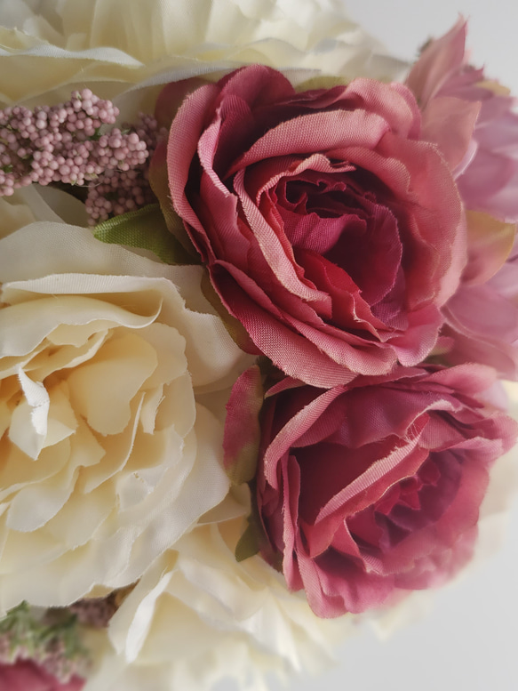 濃ピンクとオフホワイトのバラのボールブーケ　大人可愛い　ウェディング　可憐で上品な王道花嫁カラー〈2301005M 〉 8枚目の画像