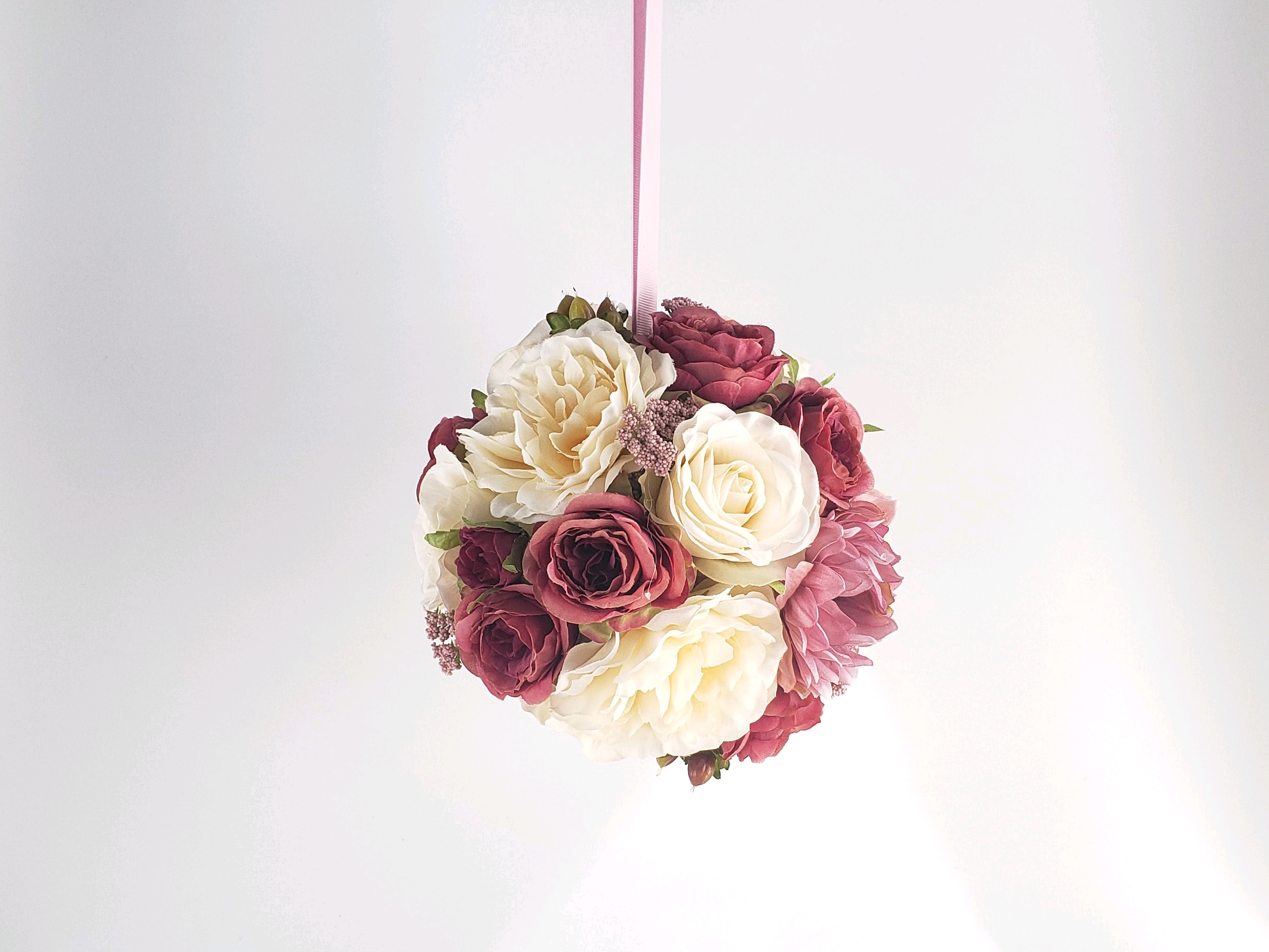 濃ピンクとオフホワイトのバラのボールブーケ　大人可愛い　ウェディング　可憐で上品な王道花嫁カラー〈2301005M 〉