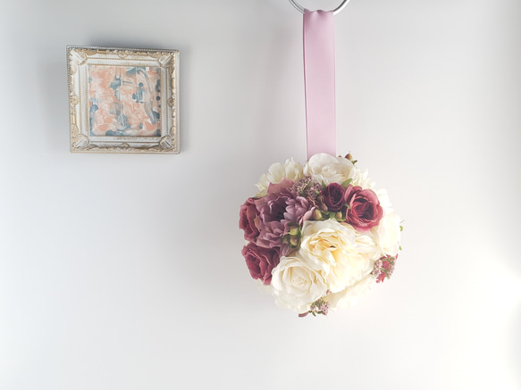濃ピンクとオフホワイトのバラのボールブーケ　大人可愛い　ウェディング　可憐で上品な王道花嫁カラー〈2301005M 〉 11枚目の画像