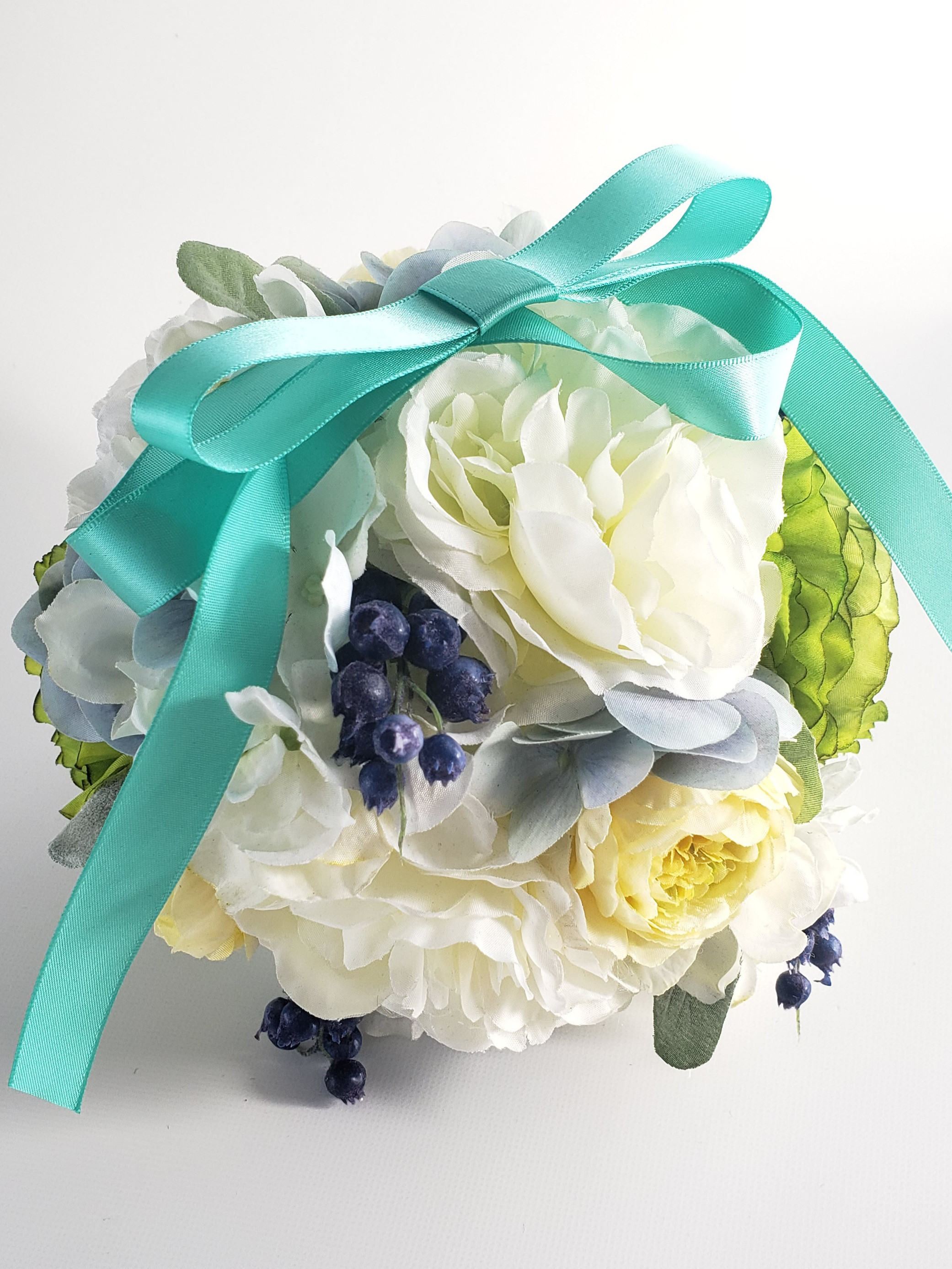 爽やかグリーン＆ホワイトのボールブーケ　結婚式　初夏　バラ・ラナンキュラス・ベリー〈2301006M 〉