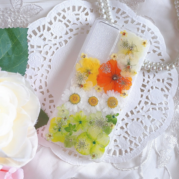 全機種対応♡早発送♡送料無料♡ビタミンカラーとライトグリーン押し花のスマホケース　iPhone Xperia 2枚目の画像