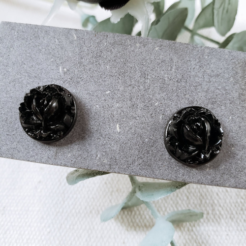黒薔薇 彫刻カットの硝子カボション ピアス/イヤリング