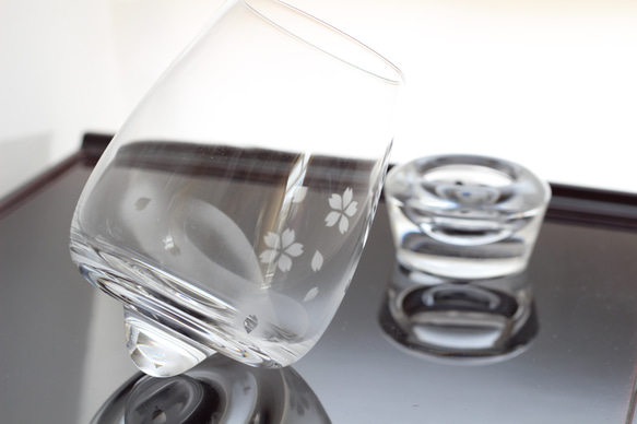 ギフトグラス-SAKURA-くるくるまわるワイングラス　タンブラー　さくら紋ver. 　 3枚目の画像