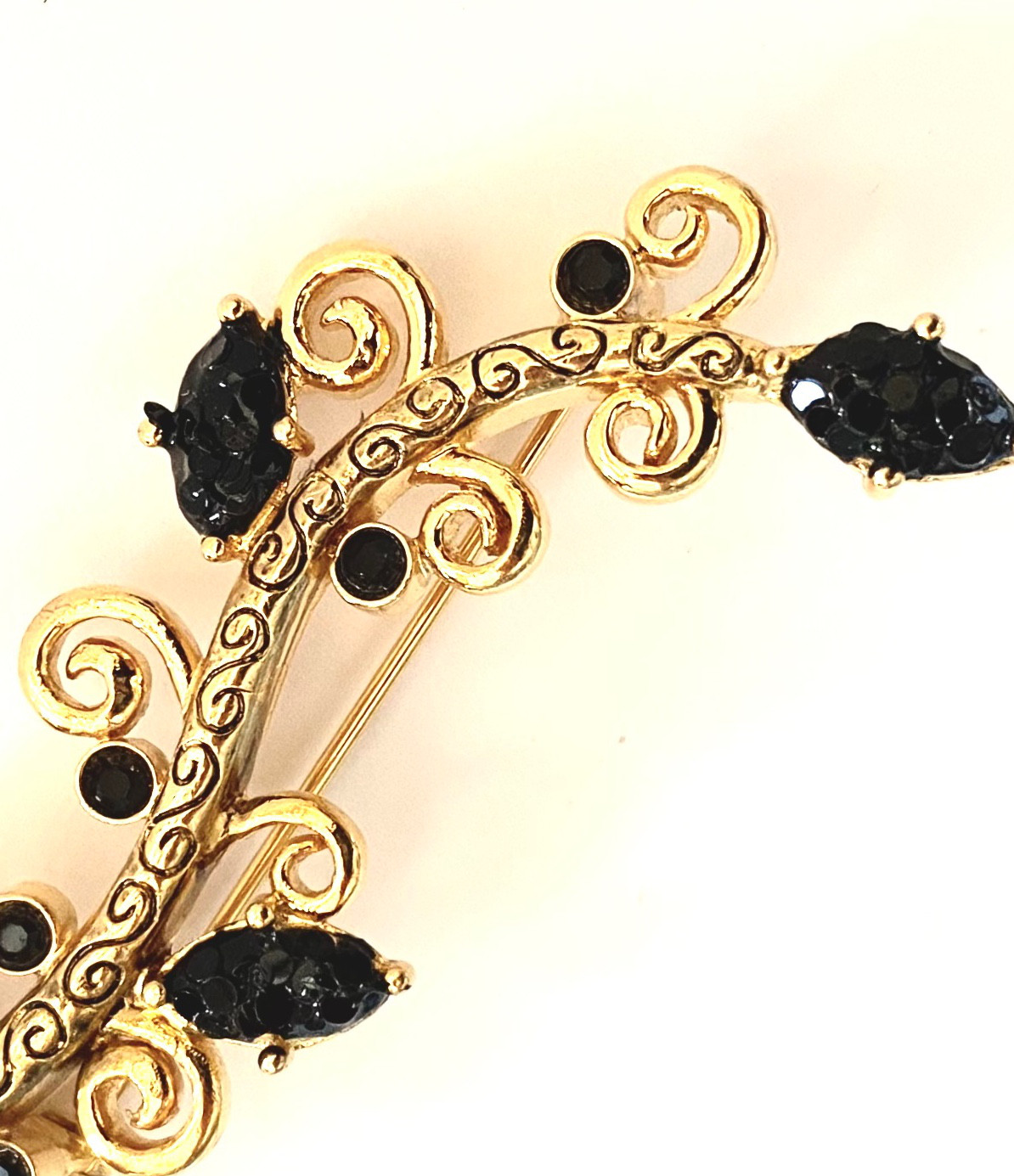 【ビンテージ　ラインストーン 　ブラック・ゴールド　 ブローチ】