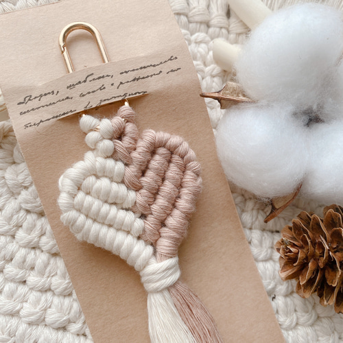 ピンクハートマクラメチャーム ピンクベージュ♡ マクラメ ハートバッグチャーム キーホルダー バッグ