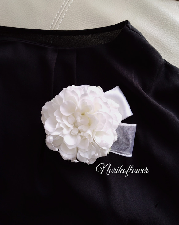 リボンとパールがかわいい　ふんわり優しい花びらのダリアのコサージュ　ホワイト　アーティフィシャルフラワー（造花） 1枚目の画像