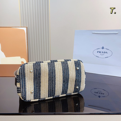 ☆PRADA☆プラダ ロゴ刺繍 かぎ針編み ショッピングバッグ SALE)( プラダ)ピンクのロゴ入りかぎ針編みのトートバッグ