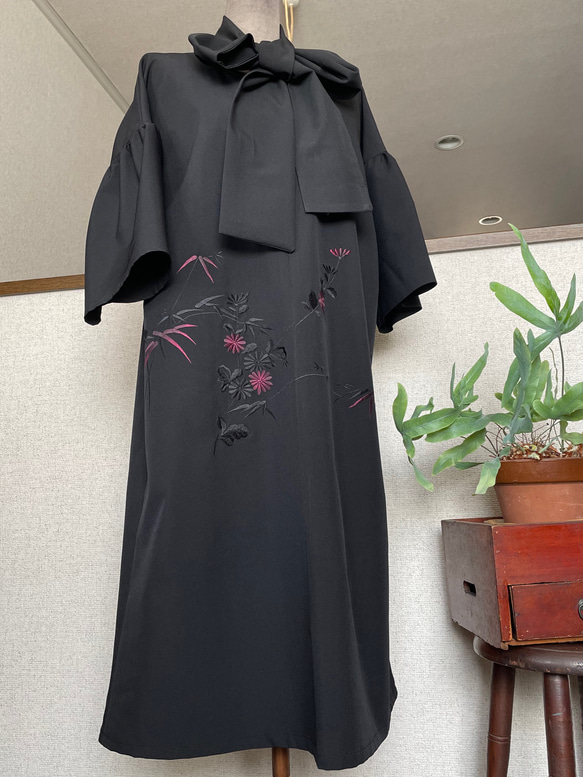 春夏 正絹 着物リメイク 着物ワンピース 黒ピンク花柄刺繍 お袖