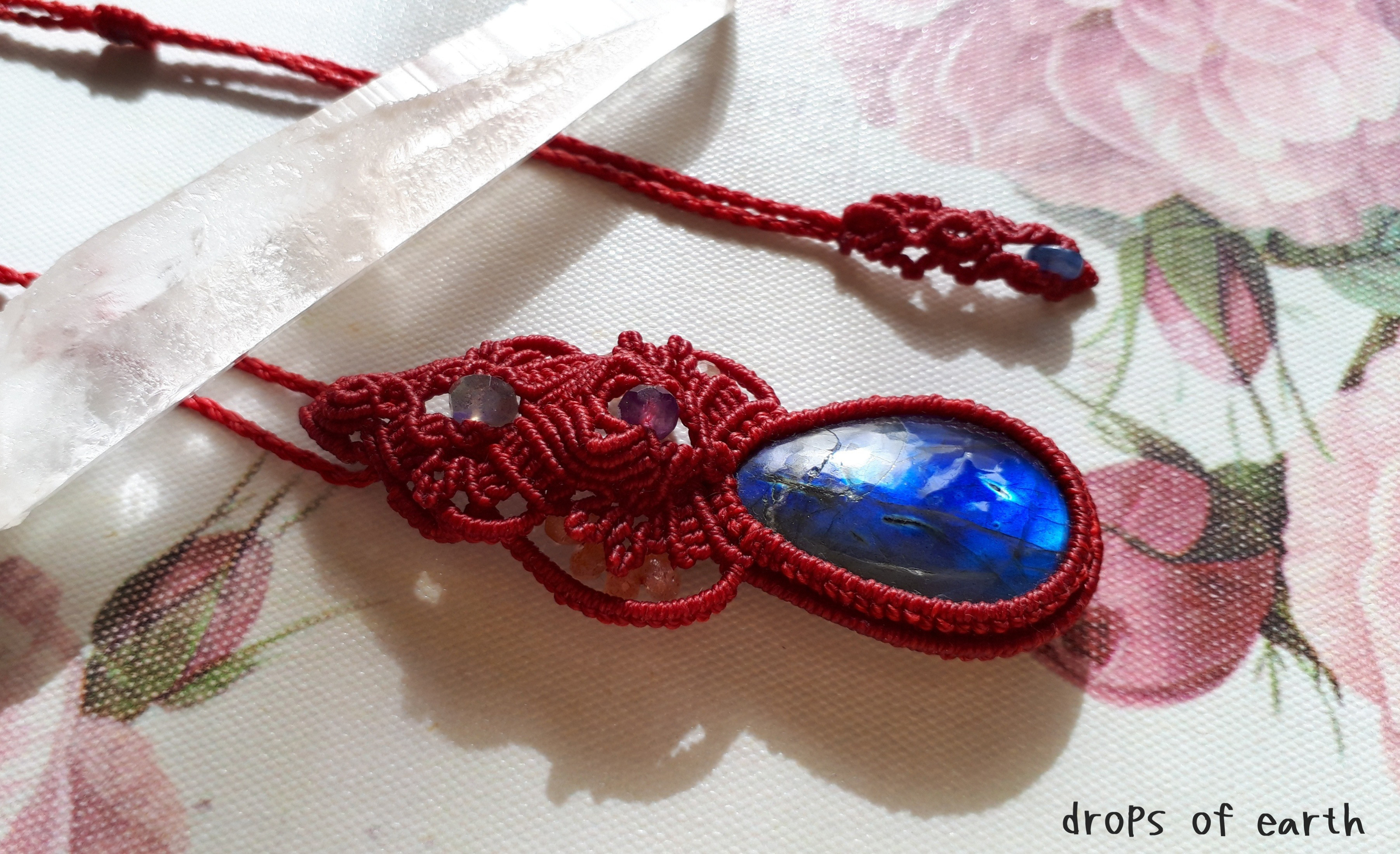 宇宙ブルー、ラブラドライトのマクラメペンダント