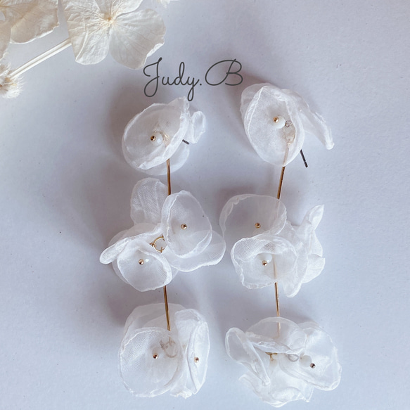 w067 ホワイト　オーガンジー　フラワー　3連　ブーケ　ボリューム　ピアス　ウェディング　結婚式　ブライダル 1枚目の画像