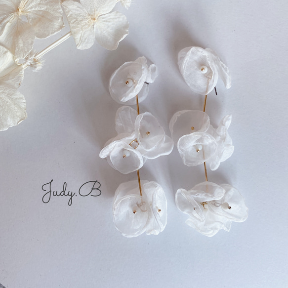 w067 ホワイト　オーガンジー　フラワー　3連　ブーケ　ボリューム　ピアス　ウェディング　結婚式　ブライダル 5枚目の画像
