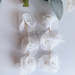 w067 ホワイト　オーガンジー　フラワー　3連　ブーケ　ボリューム　ピアス　ウェディング　結婚式　ブライダル 6枚目の画像