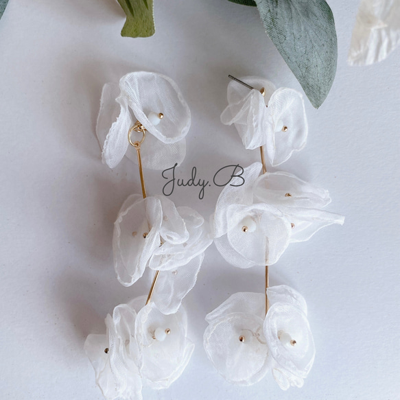 w067 ホワイト　オーガンジー　フラワー　3連　ブーケ　ボリューム　ピアス　ウェディング　結婚式　ブライダル 6枚目の画像