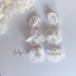 w067 ホワイト　オーガンジー　フラワー　3連　ブーケ　ボリューム　ピアス　ウェディング　結婚式　ブライダル 4枚目の画像
