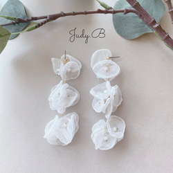 w067 ホワイト　オーガンジー　フラワー　3連　ブーケ　ボリューム　ピアス　ウェディング　結婚式　ブライダル 3枚目の画像