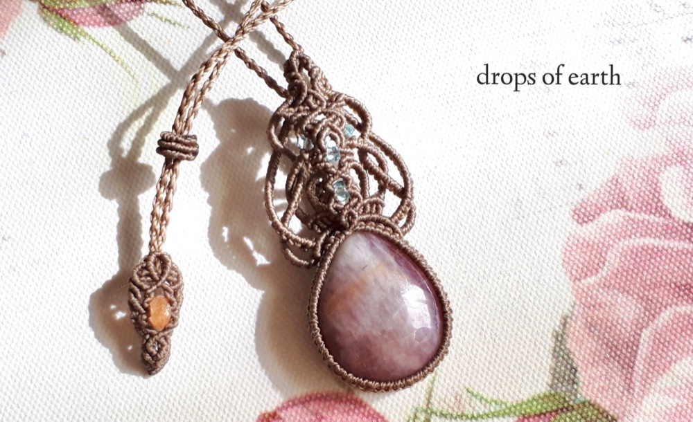 drops of earthのラズベリークォーツのマクラメペンダント♡