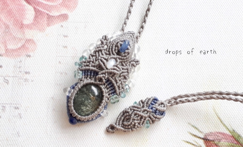 ガーデンクォーツとセレナイトのマクラメペンダント