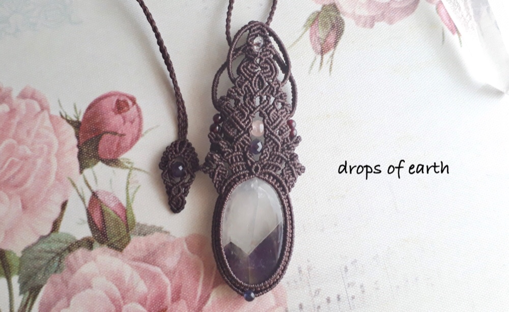 神秘、アメジストインクォーツのマクラメペンダント