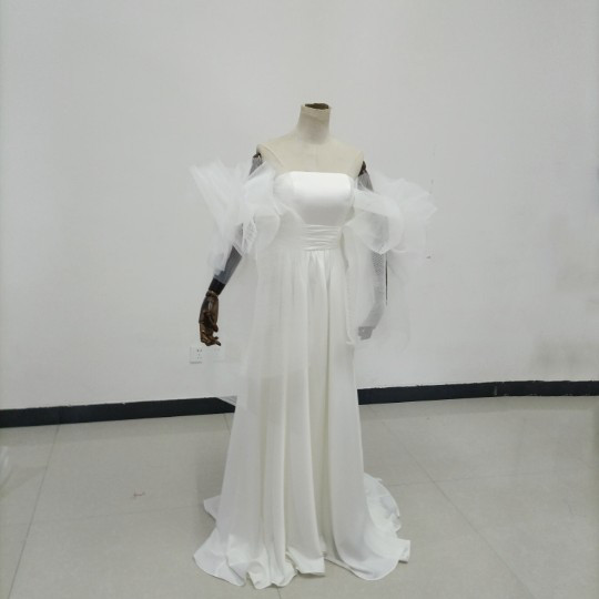 ウエディングドレス　 ベアトップ 華やかなトレーン 取り外し袖　ふっくら柔らかなバック/結婚式/披露宴