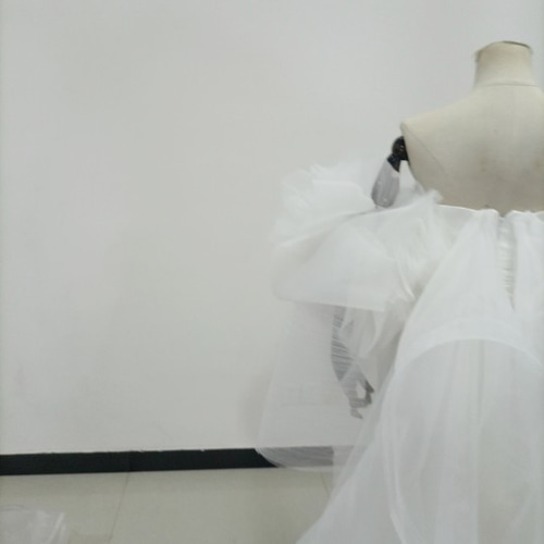 ウエディングドレス ベアトップ 華やかなトレーン 取り外し袖 ふっくら  