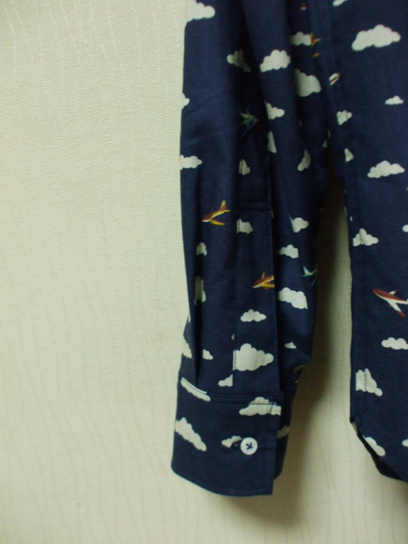 紺地×雲＆飛行機柄プリント メンズ台衿付き長袖シャツ Mサイズ 綿100％ 受注生産 4枚目の画像