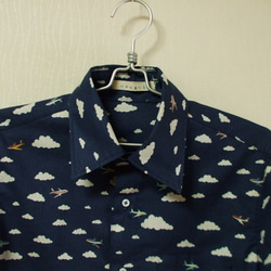 紺地×雲＆飛行機柄プリント メンズ台衿付き長袖シャツ Sサイズ 綿100％ 受注生産 2枚目の画像