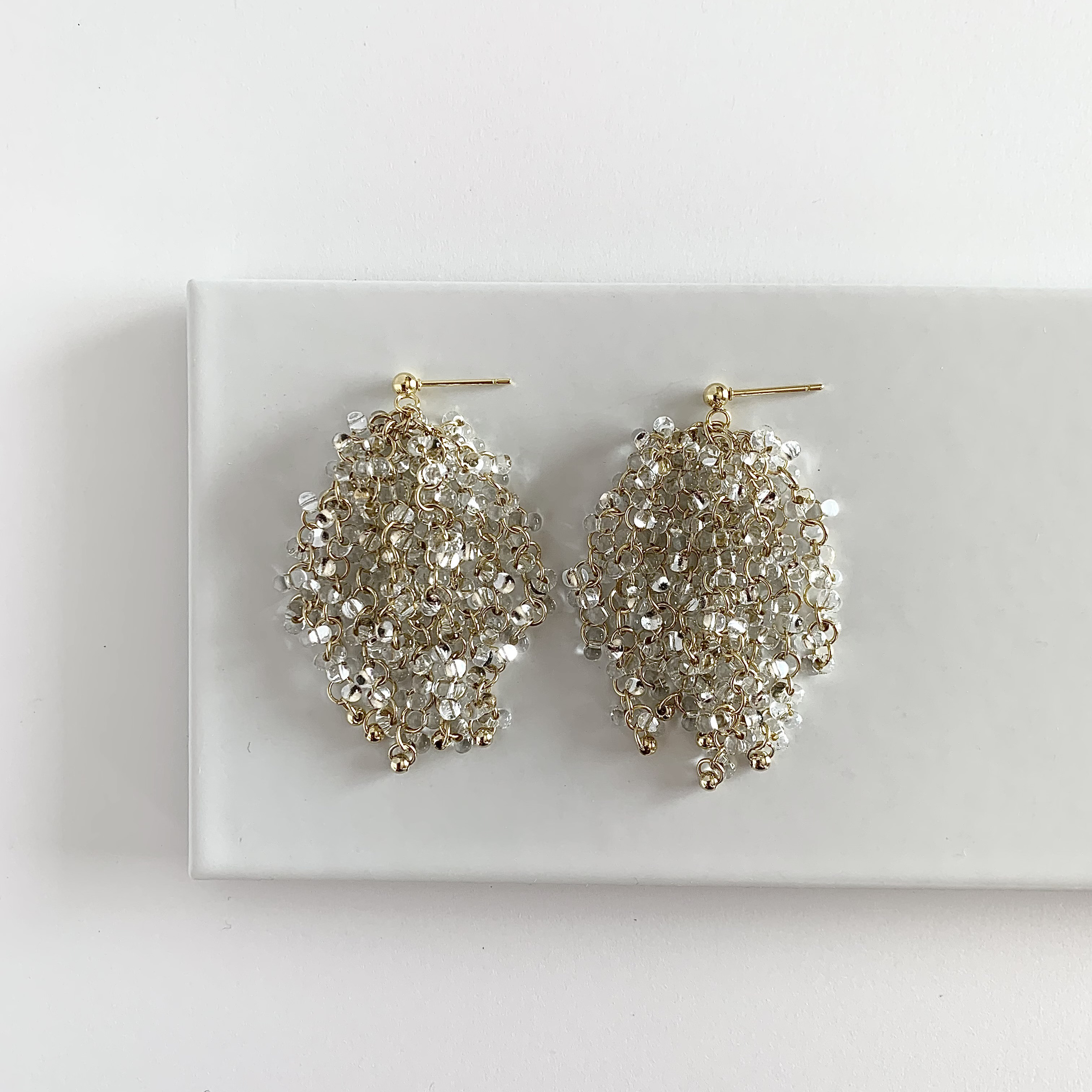 ガラスビーズのシャワーピアス・イヤリング　クリア×ゴールド