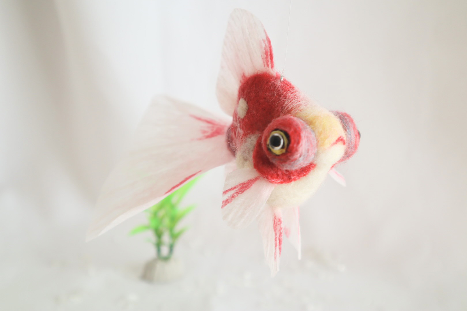 【受注制作】たゆたう羊毛金魚-桜出目金-　金魚　羊毛フェルト　ペット　アクアリウム　クリスマス　お正月
