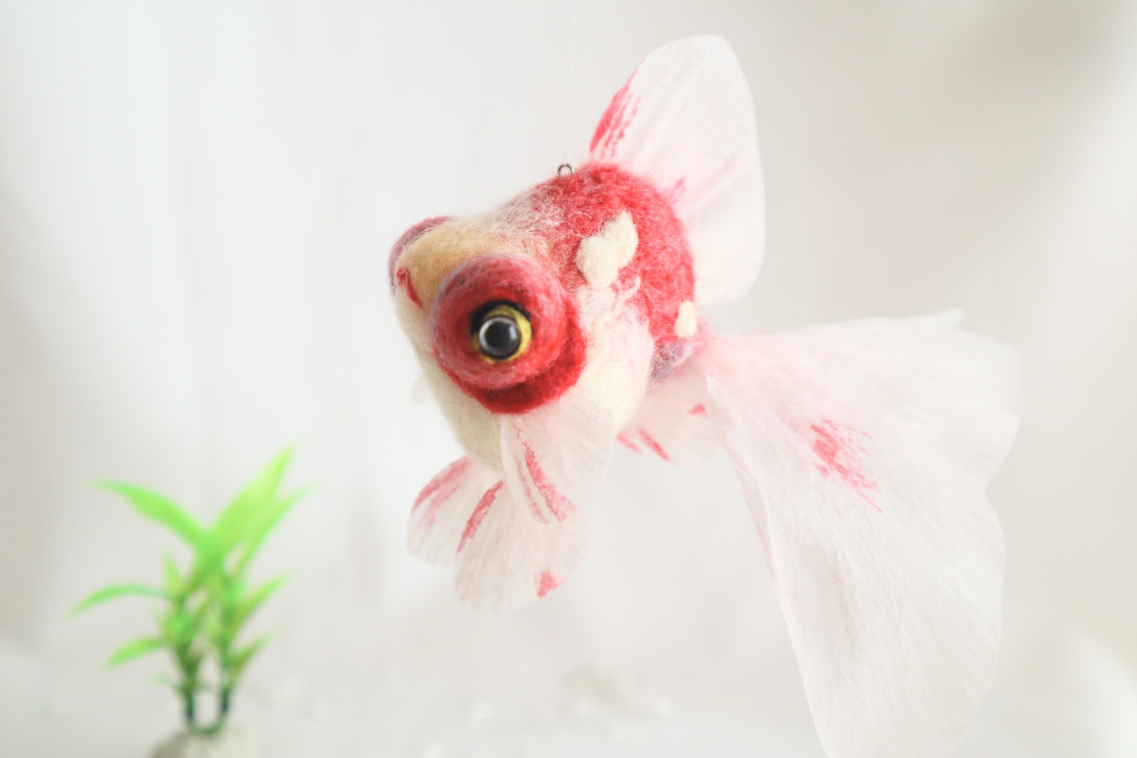 【受注制作】たゆたう羊毛金魚-桜出目金-　金魚　羊毛フェルト　ペット　アクアリウム　クリスマス　お正月