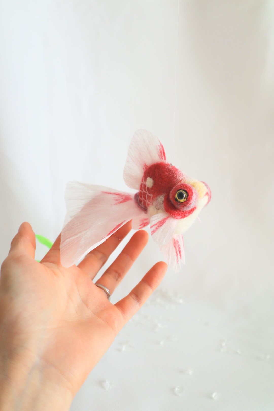 【受注制作】たゆたう羊毛金魚-桜出目金-　金魚　羊毛フェルト　ペット　アクアリウム　クリスマス　お正月