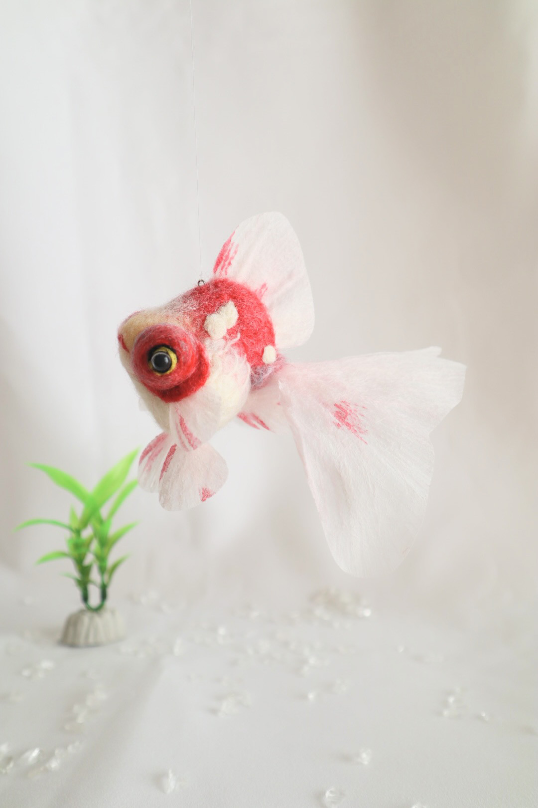 【受注制作】たゆたう羊毛金魚-桜出目金-　金魚　羊毛フェルト　ペット　アクアリウム　クリスマス　お正月